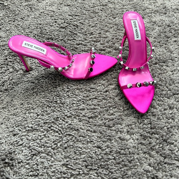 Steve Madden Dorinda Fuchsia Heeled Sandal with Silver Studs - Picture 5 of 6